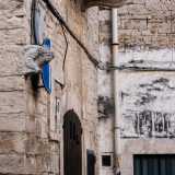 Spostandoci in largo Volpe, sullo stipite di un edificio ecco un telamone stiloforo appartenuto probabilmente a una bifora del duomo